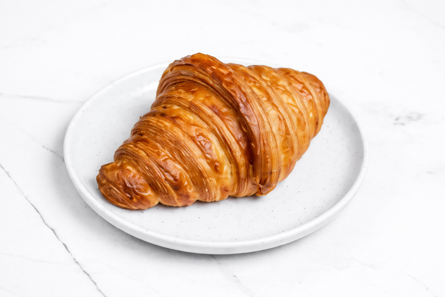Nos enorgullese nuestro croissant. 100 gramos de crossant laminado con mantequilla de primera calidad. Elaborado diariamente para consumo super fresco.
