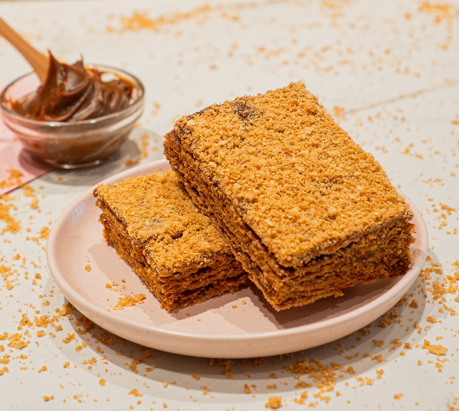 Capas finísimas de galleta neutra con el mejor relleno de dulce de leche.