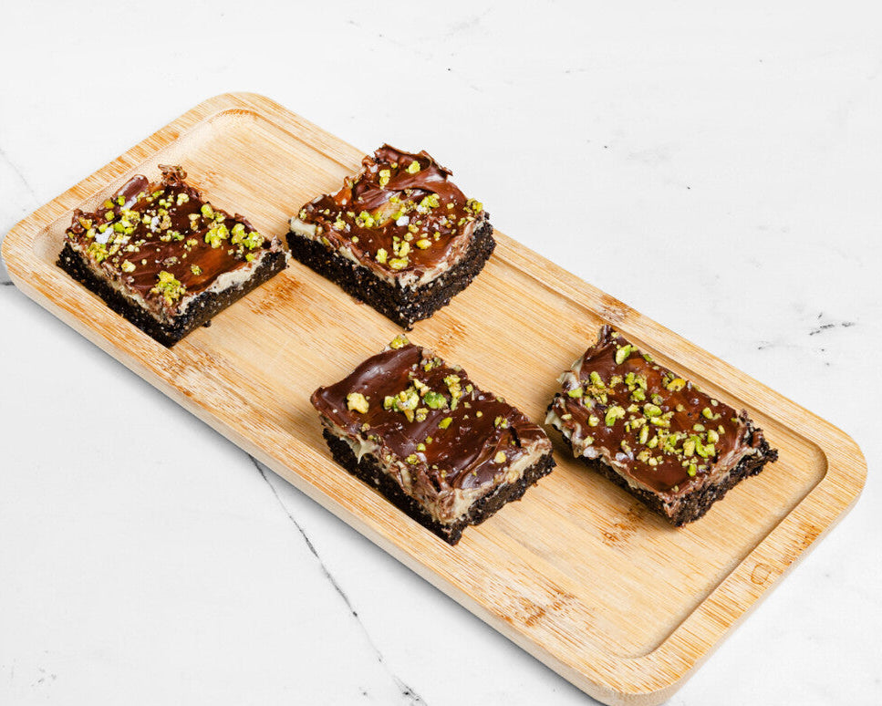 Puro dátil molido con nueces, pistacho, crema de pistacho, chocolate y una pizca de sal. Brownies veganos, no horneados y sin gluten.